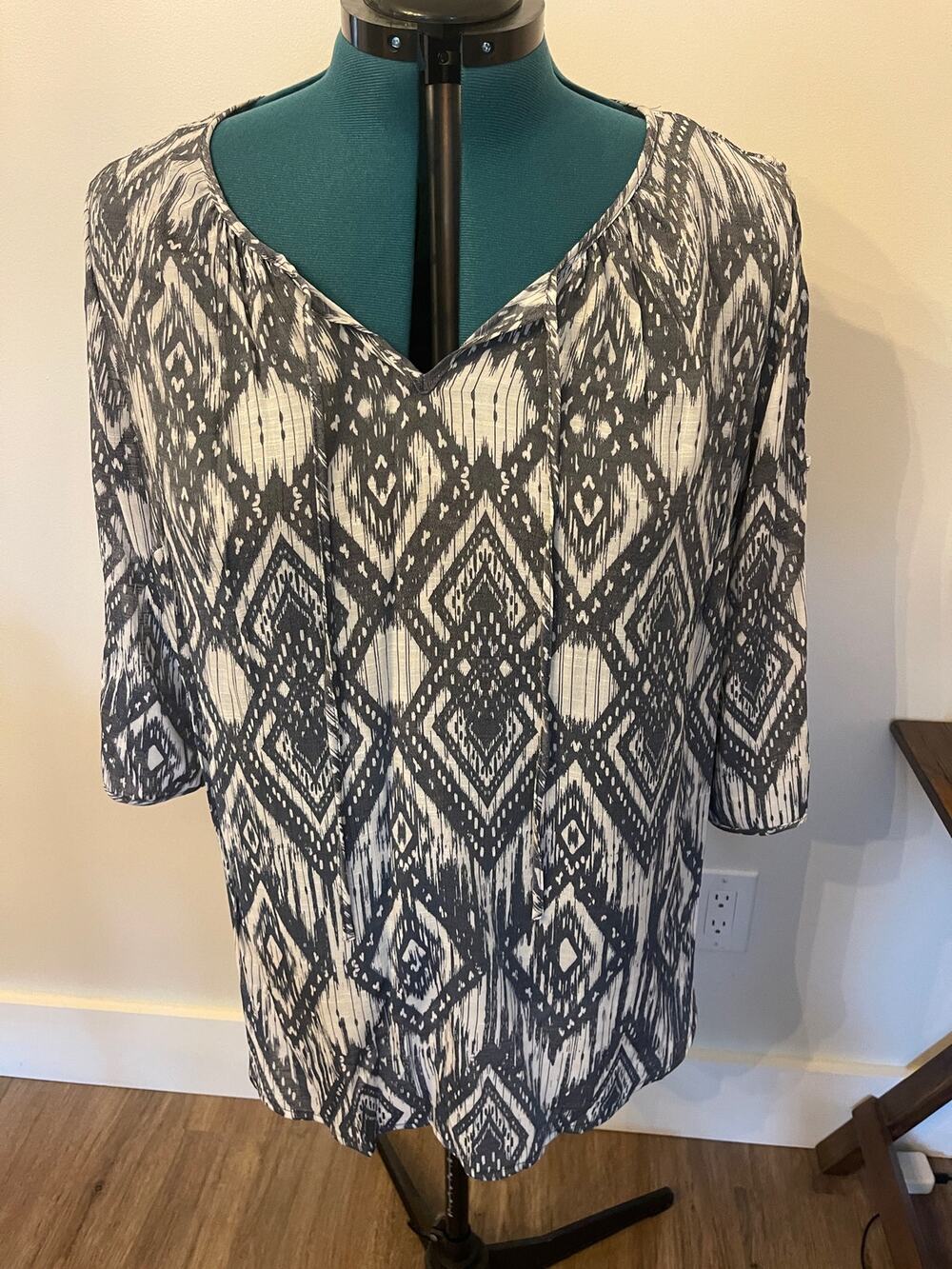 Fred Davis Gray and White Blouse with Cut Outs on Arm Size 2X